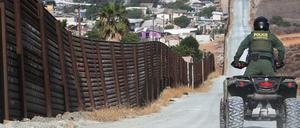 Eine Mitglied der US-Grenzpatrouille am Grenzzaun zu Mexiko in San Diego, Kalifornien.