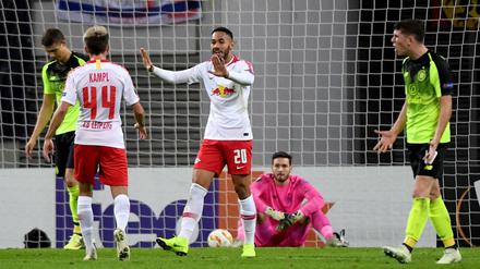 Leipzigs Kevin Kampl (2.v.l.) freut sich mit dem Torschützen Matheus Cunha über das 1:0.