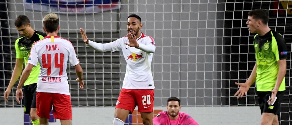 Leipzigs Kevin Kampl (2.v.l.) freut sich mit dem Torschützen Matheus Cunha über das 1:0.