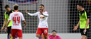 Leipzigs Kevin Kampl (2.v.l.) freut sich mit dem Torschützen Matheus Cunha über das 1:0.