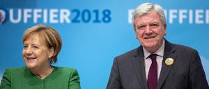Bundeskanzlerin Angela Merkel hilft Hessens Ministerpräsidenten Volker Bouffier im Wahlkampf. 
