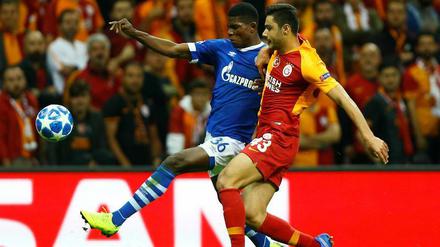 Schalkes Breel Embolo (l.) will in diesem Zweikampf gegen Ozan Kabak nicht nachgeben.