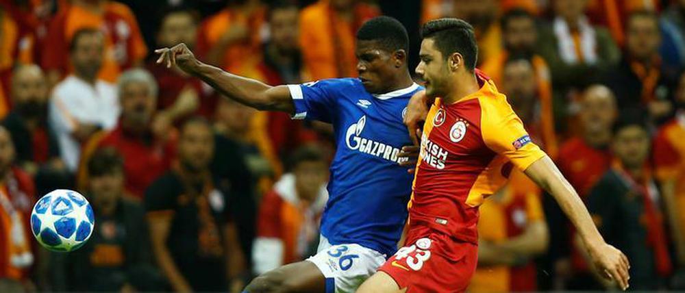 Schalkes Breel Embolo (l.) will in diesem Zweikampf gegen Ozan Kabak nicht nachgeben.