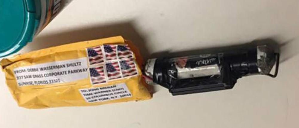 Das Paket und der Sprengsatz, die sich in der Post fürs New Yorker CNN-Büro fanden.
