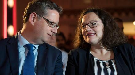 Sein Erfolg ist ihr Interesse: Scheitert Thorsten Schäfer-Gümbel am Sonntag, hat Andrea Nahles ein Riesenproblem.