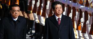 Japans Ministerpräsident Shinzo Abe (r.) mit Chinas Ministerpräsident Li Keqiang in Peking.