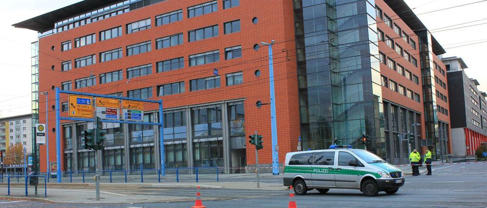 Ein Polizeifahrzeug steht am Mittwoch vor einem evakuierten Gebäudekomplex in Chemnitz.