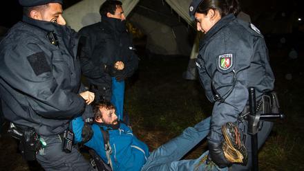 Ein Aktivist wird von Polizisten getragen, während das Camp der Aktivisten des Aktionsbündnisses «Ende Gelände» geräumt wird.