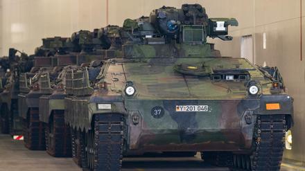 Schützenpanzer "Marder" stehen nach ihrer Verschiffung für das Großmanöver der Nato in Norwegen für den Abtransport zum Hafengelände von Fredrikstad bereit. 