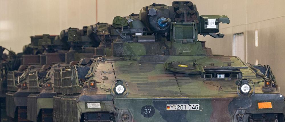 Schützenpanzer "Marder" stehen nach ihrer Verschiffung für das Großmanöver der Nato in Norwegen für den Abtransport zum Hafengelände von Fredrikstad bereit. 