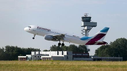 Ein Flugzeug von Eurowings startet auf der Nordbahn vom Hannover Airport.