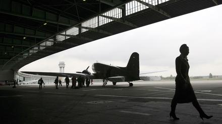 Letzter Aufruf THF. Der Rosinenbomber DC-3 Dakota vor dem Abschiedsflug am 29. Oktober 2008.