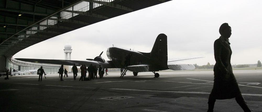 Letzter Aufruf THF. Der Rosinenbomber DC-3 Dakota vor dem Abschiedsflug am 29. Oktober 2008.