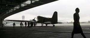 Letzter Aufruf THF. Der Rosinenbomber DC-3 Dakota vor dem Abschiedsflug am 29. Oktober 2008.
