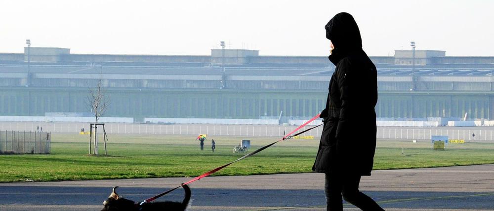 Bei Minusgraden machen die Menschen einen Spaziergang auf dem Tempelhofer Feld.