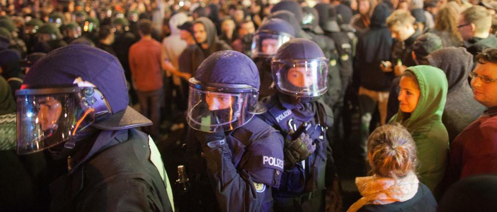 Schauen die nur oder fotografieren die auch? Polizeieinsatz bei einer Demonstration in Berlin.