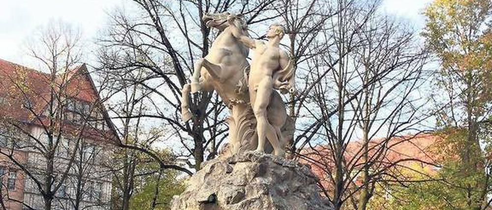 Der Siegfriedbrunnen auf dem Rüdesheimer Platz wurde 1911 erbaut.
