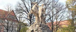 Der Siegfriedbrunnen auf dem Rüdesheimer Platz wurde 1911 erbaut.