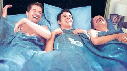 Jacques (Pierre Deladonchamps, links) und Arthur (Vincent Lacoste, Mitte) haben Spaß im Bett.
