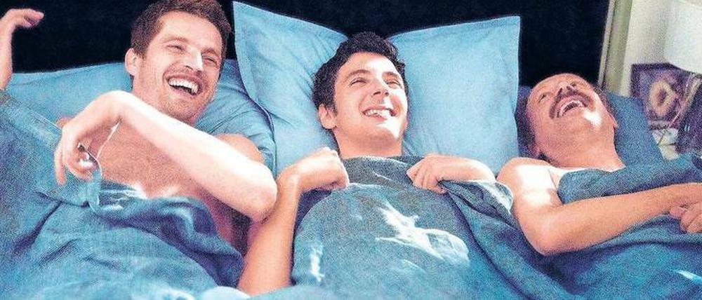 Jacques (Pierre Deladonchamps, links) und Arthur (Vincent Lacoste, Mitte) haben Spaß im Bett.