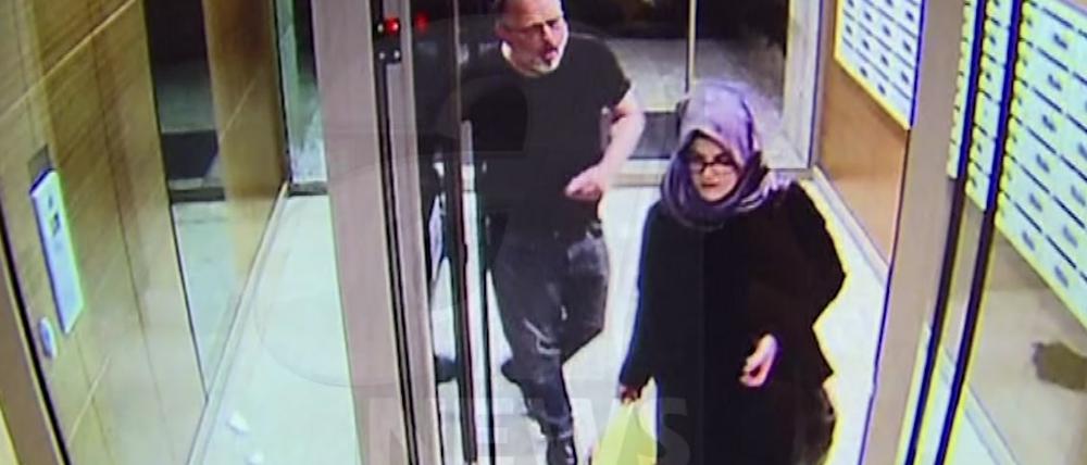 Ein Video-Standbild zeigt Jamal Khashoggi und seine Verlobte Hatice Cengiz wenige Stunden vor seinem Tod. 