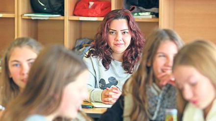 Neue Lehrerin. Die älteren Kinder fragen Alaa Kassab auch mal nach ihrer syrischen Heimat und ihrer Flucht.