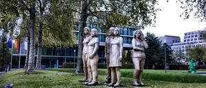 Landsleute. Die Skulptur „WIR“ von Stephan Guber im Garten der Hessischen Landesvertretung.