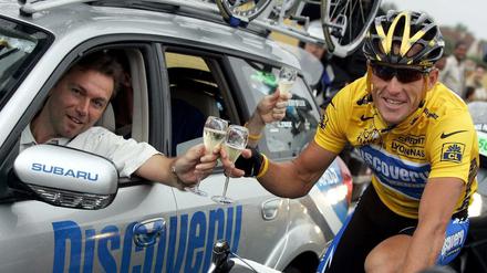 Erfolg mit bitterem Beigeschmack: Johan Bruyneel stößt mit Lance Armstrong auf den Sieg bei der Tour de France 2005 an.