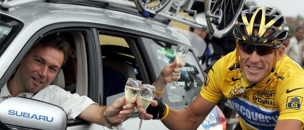 Erfolg mit bitterem Beigeschmack: Johan Bruyneel stößt mit Lance Armstrong auf den Sieg bei der Tour de France 2005 an. 