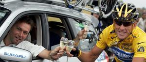 Erfolg mit bitterem Beigeschmack: Johan Bruyneel stößt mit Lance Armstrong auf den Sieg bei der Tour de France 2005 an. 