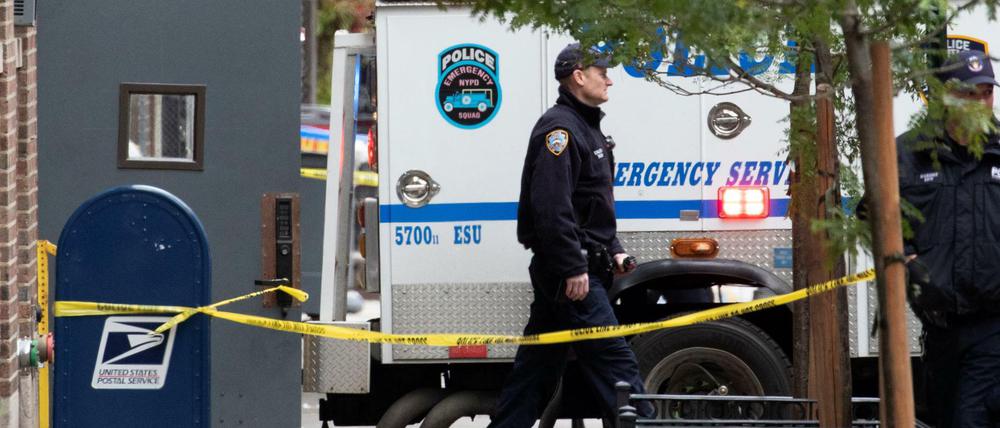 Beamte der New Yorker Polizei stehen vor einer Postfiliale.