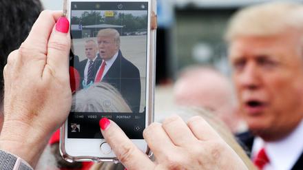 Eine Frau fotografiert Präsident Donald Trump bei einem Auftritt in Ohio.