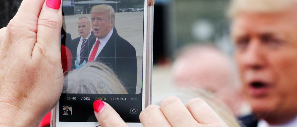 Eine Frau fotografiert Präsident Donald Trump bei einem Auftritt in Ohio.
