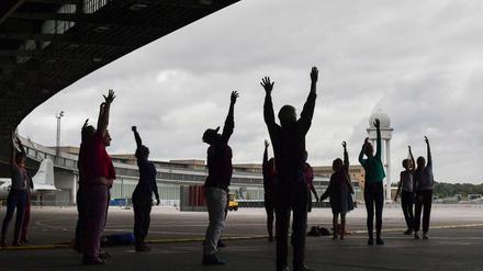 Und jetzt: Alle Hände in die Luft. Jubiläum für den Tempelhofer Flughafen.