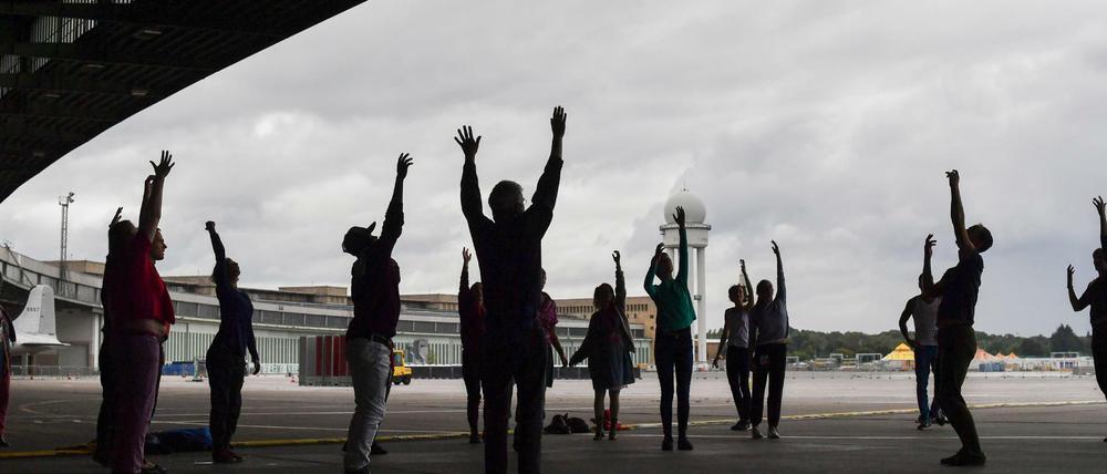 Und jetzt: Alle Hände in die Luft. Jubiläum für den Tempelhofer Flughafen.