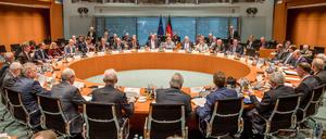 Gipfelkonferenz: Bund, Länder und Kommunen bei der Kanzlerin. 
