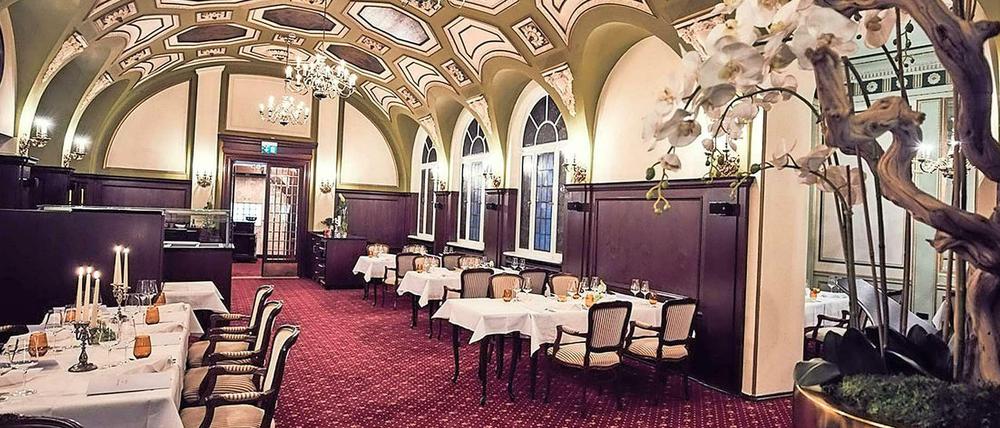 Das Juwel im Weinhaus Uhle in Schwerin: der historische Gewölbesaal mit Kassettendecke und Fresken.