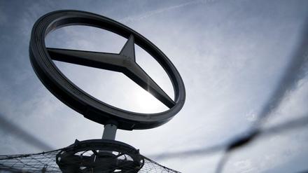 Das Logo der Automarke Mercedes-Benz, dreht sich auf einem Turm in Stuttgart.