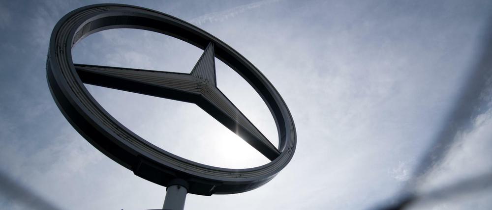 Das Logo der Automarke Mercedes-Benz, dreht sich auf einem Turm in Stuttgart.
