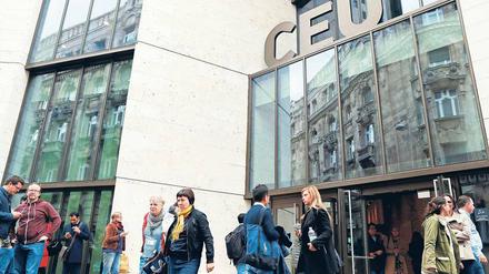Studierende und Mitarbeiter vor dem Hauptgebäude der Central European University in Budapest.