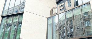 Studierende und Mitarbeiter vor dem Hauptgebäude der Central European University in Budapest.