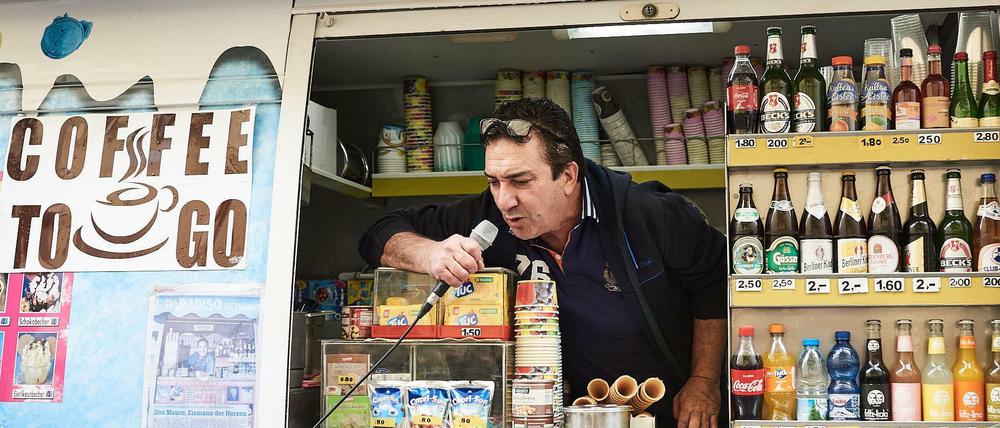 Der Eismann Mauro Luongo muss Ende Oktober sein Lager in der Lausitzer Straße aufgeben. 