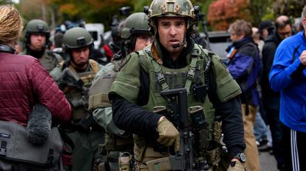 Ein 46-Jahre alter Amerikaner wird verdächtigt elf Menschen in Pittsburgh bei einem Angriff auf eine Synagoge getötet zu haben.