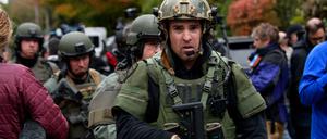 Ein 46-Jahre alter Amerikaner wird verdächtigt elf Menschen in Pittsburgh bei einem Angriff auf eine Synagoge getötet zu haben.