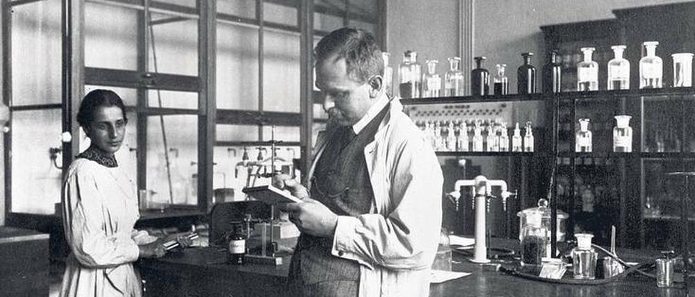 Im Hintergrund. So setzte der Fotograf das Forscher-Duo 1928 in Szene: Lise Meitner, seit 1917 Leiterin der physikalischen Abteilung des Berliner Kaiser-Wilhelm-Instituts für Chemie, mit Otto Hahn, dem Direktor des Instituts. 