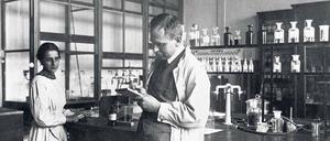 Im Hintergrund. So setzte der Fotograf das Forscher-Duo 1928 in Szene: Lise Meitner, seit 1917 Leiterin der physikalischen Abteilung des Berliner Kaiser-Wilhelm-Instituts für Chemie, mit Otto Hahn, dem Direktor des Instituts. 