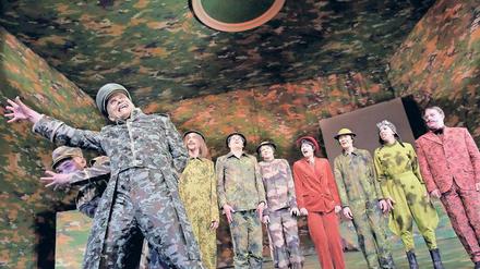 Das Militär hat’s schwer. Der Capitaine (Axel Wandtke) lässt die Komödiantentruppe antreten. 