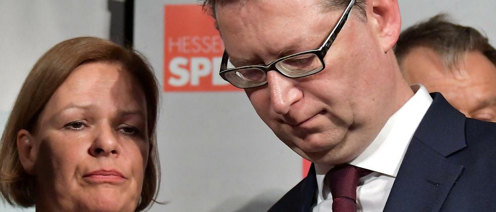 Betretene Gesichter nach der Wahl: Der SPD-Spitzenkandidat Thorsten Schäfer-Gümbel (r.) und Nancy Fäser, Generalsekretärin der Hessen-SPD. 