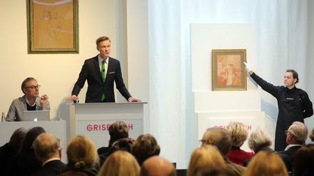 Stefan Körner, Auktionator, nimmt bei der Versteigerung der Sammlung des Kunsthändlers Bernd Schultz im Auktionshaus Grisebach Angebote entgegen.