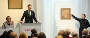 Stefan Körner, Auktionator, nimmt bei der Versteigerung der Sammlung des Kunsthändlers Bernd Schultz im Auktionshaus Grisebach Angebote entgegen.